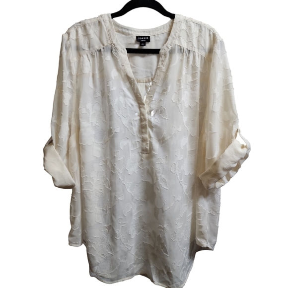 torrid Tops - Torrid Prestine (ivory) Harper clip chiffon pullover blouse size 2 (18/20)